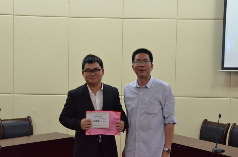 党委副书记陈征宇为一等奖队伍代表颁发奖状和奖金支票