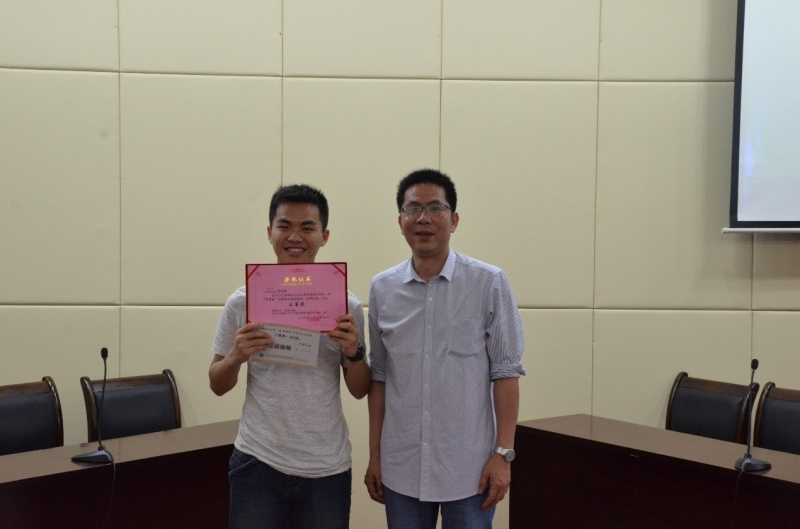 党委副书记陈征宇为三等奖队伍代表颁发奖状和奖金支票