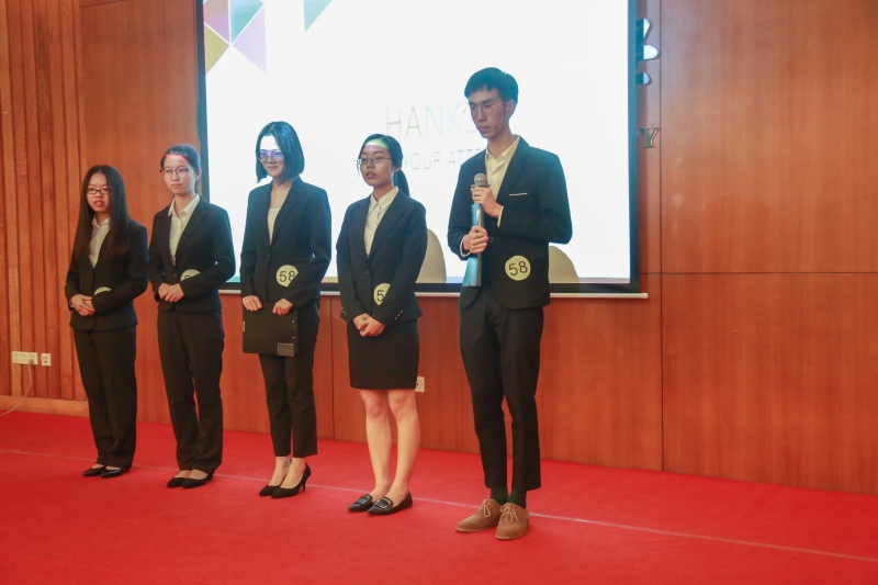 参赛队伍进行展示