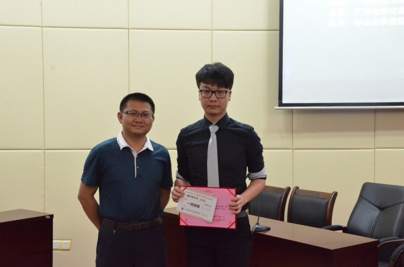 团委书记李瑞老师为最佳辩手颁发奖状和奖金支票
