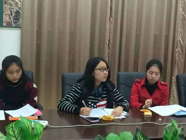 督课员代表陈嘉丽发言