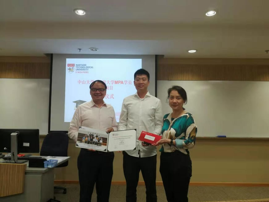 Professor Liu Hong issuing certificates of completion and alumni cards